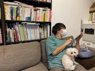 わんちゃんと一緒に仕事するインターン生