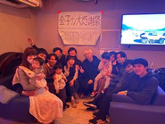 僕、金子が落ちこんで元気がないことを察知したみんなが『金子を元気づける会』サプライズで開催してくれた時の写真。妻と5人の子供たちがサプライズゲストとして登場した時は驚きました。この日はみんなの優しさに触れてずっと号泣してました。