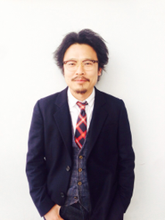 mer編集長・正田省二（しょうだせいじ）。『ファッションの教科書シリーズ』『ピチレモン』などの編集長を歴任し、merでは雑誌の創刊からウェブ化リニューアルまですべての事業に責任者として関わる。現在はトレンドモノメディア『GetNavi』の統括編集長も兼任。