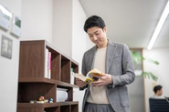 書籍は会社の負担で好きなだけ読める！