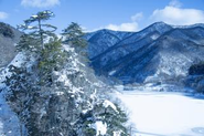 冬の奥四万湖　自然豊かな地