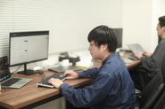 机や椅子、機材などはしっかりと投資しています。