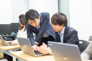 いつでも質問出来る環境を用意しております！就業後、分からない点を聞きに来るエンジニアも多数。