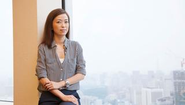 代表取締役CEO 澤田 真弓。東京外国語大学卒業後、インペリアルカレッジロンドン大学院にて経営学修士号取得。帰国後、グーグル株式会社を経て、2014年メディフォンを創業。