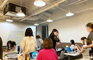 【入社時研修】新しい環境でもスムーズに働き始められるよう、新卒入社社員・中途入社社員ともに座学での基礎的な研修を実施しています。また、配属部署ごとにオリジナルの研修も実施しております。