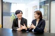 「お客様の役に立ちたい」という思いでメンバー同士、切磋琢磨しつつ同世代が集まっているので、互いに励まし合っています！メンバーは競い合いながらも、目標達成に向けたモチベーションが高く、積極的に行動しています。自己成長できる環境なので、
