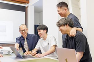 私たちは手を動かすだけでなく、価値を創造するプロフェッショナルとして、高い裁量と信頼を持って業務に取り組みます。評価はチームベースで、一人で戦う文化ではありません。