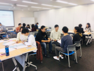 就職やキャリア開発のノウハウやテクニックではなく、働く意味や、仕事にどのような目的を見出すかといった、より本質的な部分からアプローチしていきます。