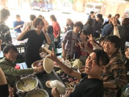 毎年恒例のBBQは他社と合同で大盛り上がり！食べて飲んで騒いで、普段とは違う環境で、いろんな話をして。スタッフ同士の仲もより一層深まります。