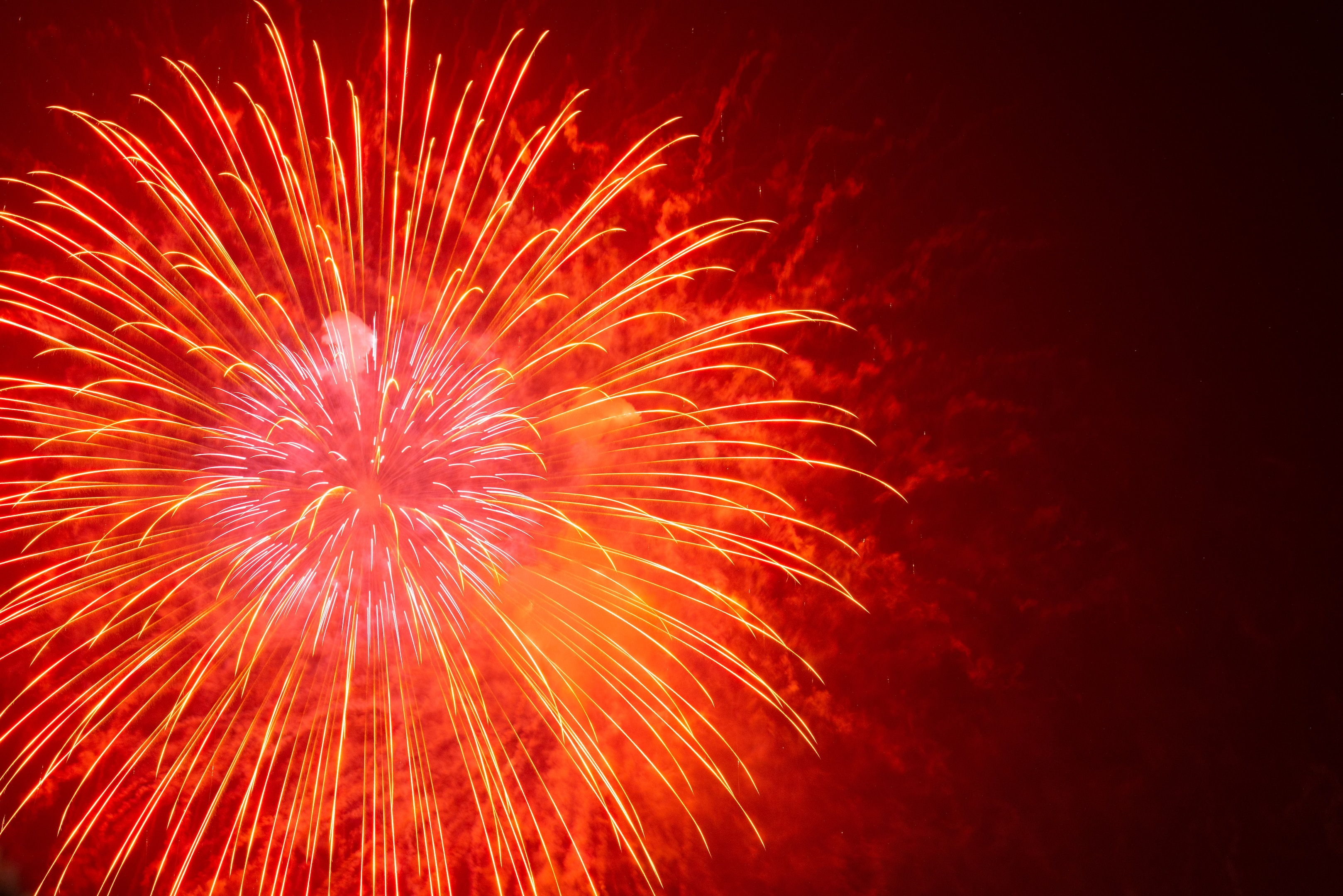打ち上げ花火、花火と同じ高さで「神宮外苑花火大会」をオフィスから楽しむ