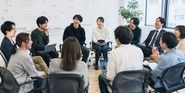 チームメンバーと朝ミーティングしている様子