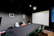 会議室には大きなスクリーンがあります