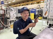 機械の部品をメンテナンスしてくれています