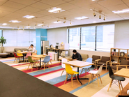 木目調の落ち着くデザインでカフェのような雰囲気があり、フリースペースも広々、非常に快適な職場環境です！