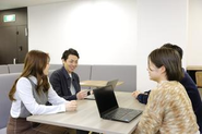 当社が大切にしているのはチームプレイ。業界の知識がなくてもチームの先輩が丁寧に仕事を教えます。