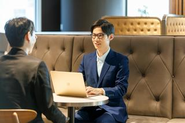クライアントとの打ち合わせ風景。経営課題を直接ヒアリングするところから支援が始まります。