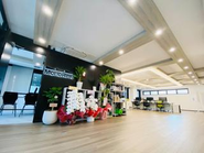 烏丸御池駅から徒歩6分。冷蔵庫、ウォーターサーバー完備で、コンビニまで1分と働く環境も◎