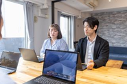 営業での会議風景の一コマ。エンジニアのフォローや採用など様々さことを話し合います。