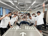 エアライン系オフィスなので、執務テーブルは滑走路あぁめんどくさいめんどくさい