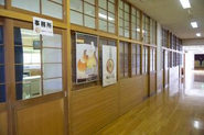 元は教室だった部屋を、事務所や工房として活用しています。時を越えて受け継がれる学び舎は、通っていないはずなのになぜか懐かしい。寂寞ばかりでなく、あたたかな郷愁を呼び起こしてくれる環境です。