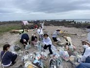有志で開催したビーチクリーンアップ！綺麗な海を未来に残すために実際に海に足を運んで、楽しい仲間たちと一緒にゴミ拾いをしました！