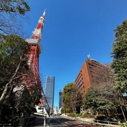 左：東京タワー　中央：麻布台ヒルズ　右：弊社オフィス