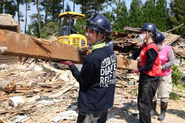 瓦礫の撤去を行うボランティアとスタッフの中村さん