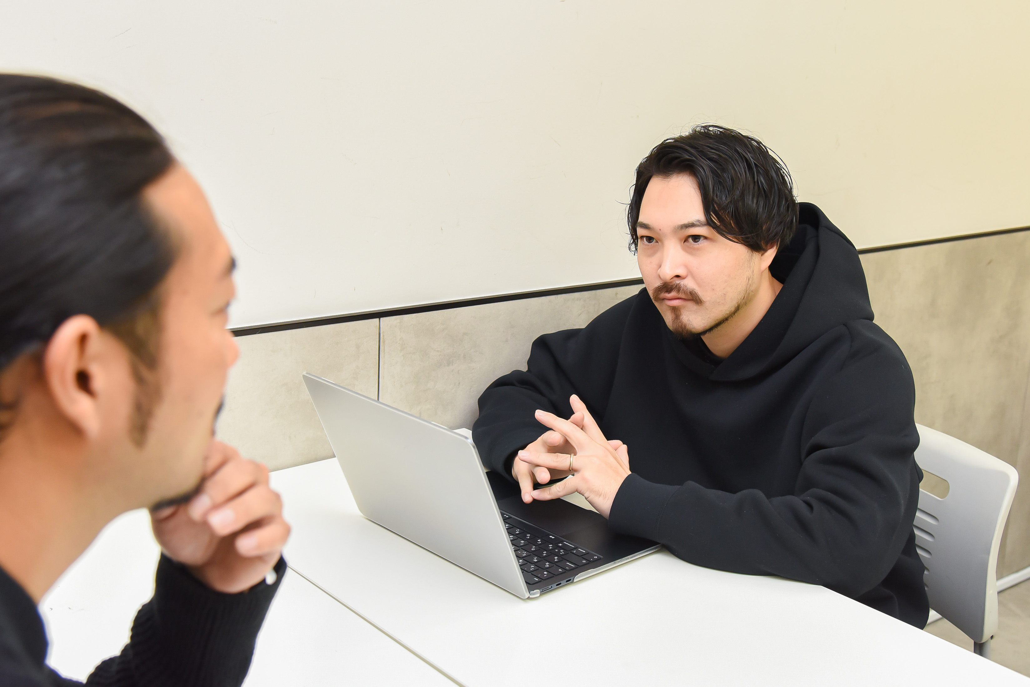 やらない選択肢はない――新谷祐樹が語る、「人を支える営業」という仕事