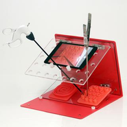 腹腔鏡トレーニングボックス、腹腔鏡トレーニングモデル、持針器など、腹腔鏡手術のトレーニングに必要な各種ツールの開発・製造・販売を行う。