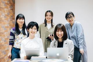 社内にデザイナー・コーダーが所属しており、ウエディングやその他プロモーション撮影で経験を積んだフォトグラファーやビデオグラファー/エディターも多数。外注ではなく自社内チームで制作が完結するスムーズさがあります。