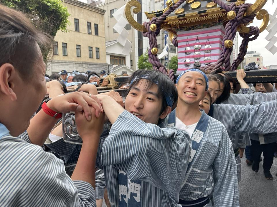 浅草・三社祭にメンバーが参加！神輿を担ぐ貴重な体験をしました！ | 株式会社地域ブランディング研究所