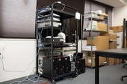 オフィスの一角には大きなサーバラックが置かれています。