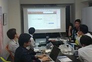 毎月弊社セミナースペースにて実施しているMagento勉強会の様子。参加者全員で軽食を取りながら、和気あいあいとした勉強会です。