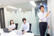 若手がどんどん意見を出しています。
