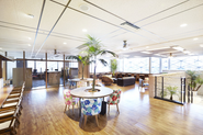 ハワイのリゾートホテルのラウンジのような、こだわりの空間から良いアイデアが生まれます