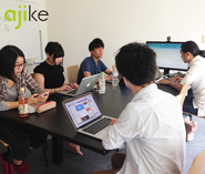 テクノロジー部では、毎週１回"朝会"と称して、知見・技術共有のMTGを行っています。一人ではキャッチアップしきれない膨大な最新情報をメンバーと共有し語ることで刺激となり、個人の技術向上へと繋げていきます。