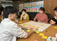 チームごとに案件を担当し、みんなで意見を出しあいながらデザインの方向性を決めていきます