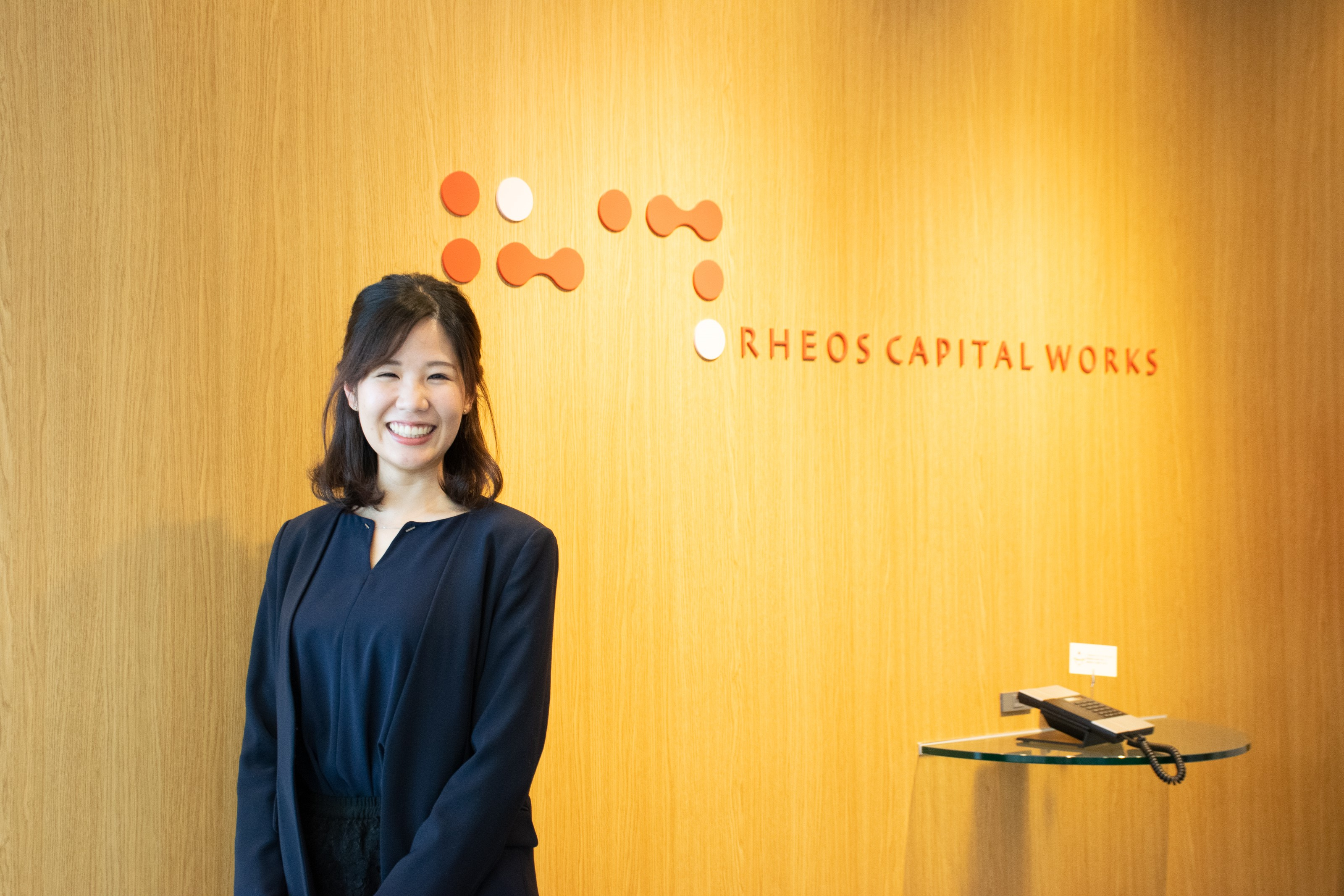 社員インタビュー「法律でみんなの仕事をバックアップする面白さ」飯塚 真菜（コンプライアンス部　2015年入社）