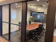 本社オフィスの会議室です。ここで打ち合わせなどを行っています。