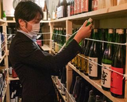 日本酒の保存に最適と言われるマイナス5℃の保冷庫にて、高品質の日本酒を徹底管理。