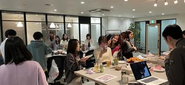 こちらは年末に行われる納会の様子！みんなで1年の締めくくりを振り返って来年に向けてチームビルディングを行なっています！