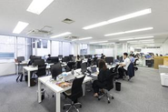 比較的若い社員が多いフラットな雰囲気。社長や事業部長との距離が近く、良い意見は立場を問わず採用されるという。