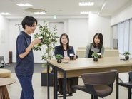 集中した後はカフェスペースで息抜き