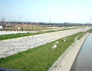 河川堤防の整備。川幅を拡幅して洪水対策をするとともに、河川敷では水に親しめるようしたほかBBQを楽しんだりできるようにした。