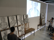 生徒のデッサンなどの作品は、時にモニターやスクリーンを使って講評します。