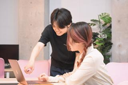 株式会社コマースフォースは、採用スローガンに「採用・育成・活気」を掲げ、人材は"会社の主役であり、競争力であり、原動力"そのものであると考えております。