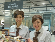 販売スタッフも大事なチームの一員。あらゆる職種が協力してお客様の笑顔のために全力を尽くしています。