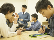 オフィスに併設された学習塾「Qubenaアカデミー」で生徒の反応に直接触れられます。