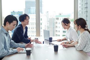 【専門性 × 柔軟性】——領域を超えて価値を生み出す。  私たちのチームは、それぞれが高い専門性を持ちながらも、 状況に応じて柔軟に対応し、領域を横断して事業に取り組んでいます。  どんな業務にも学びと気づきがあり、それらを専門領域に還元することで、 より厚みのある提案や多角的な課題解決を可能にする“ユーティリティプレイヤー”へと進化しています。