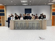 自社の東京オフィス完成に向けておこなった社員参加型のワークショップの様子。社員自らが棚や机のワックス塗布、組み上げ作業などを行い、働く場所を“与えられる空間”ではなく“自分たちで育てていく場”として捉えています。